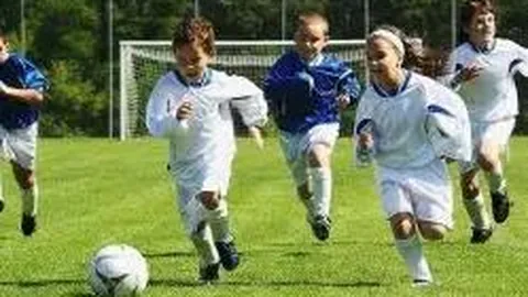 杨瀚森NBA表现引争议，美球迷炮轰：防守太差，不配留NBA